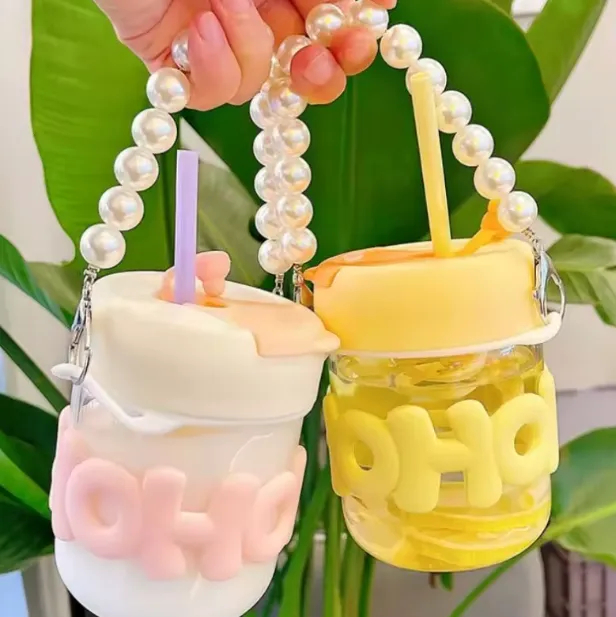 كوب زجاجي محمول على شكل سلسلة من اللؤلؤ