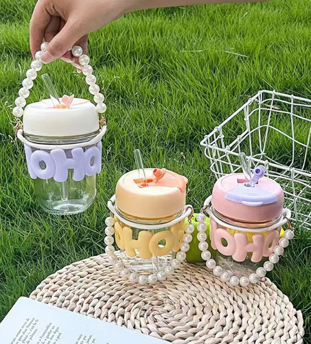 كوب زجاجي محمول على شكل سلسلة من اللؤلؤ