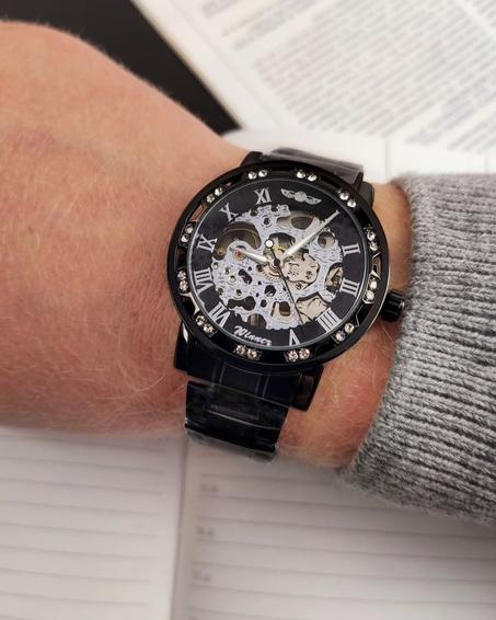 ساعة ونر لون اسود تشتغل بدون بطارية