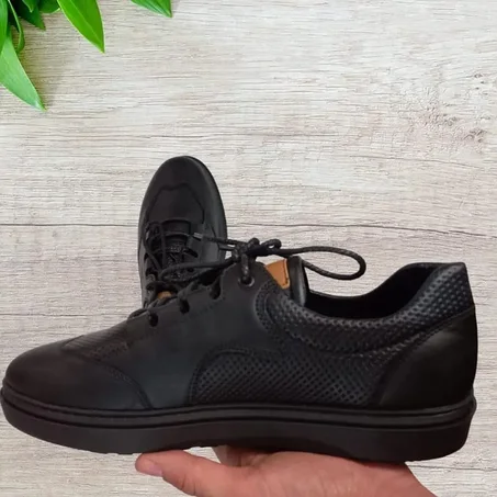 حذاء أنيق بالأسود والأبيض