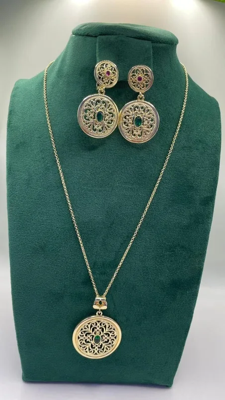 Coulier et boucles d'oreilles haut qualité