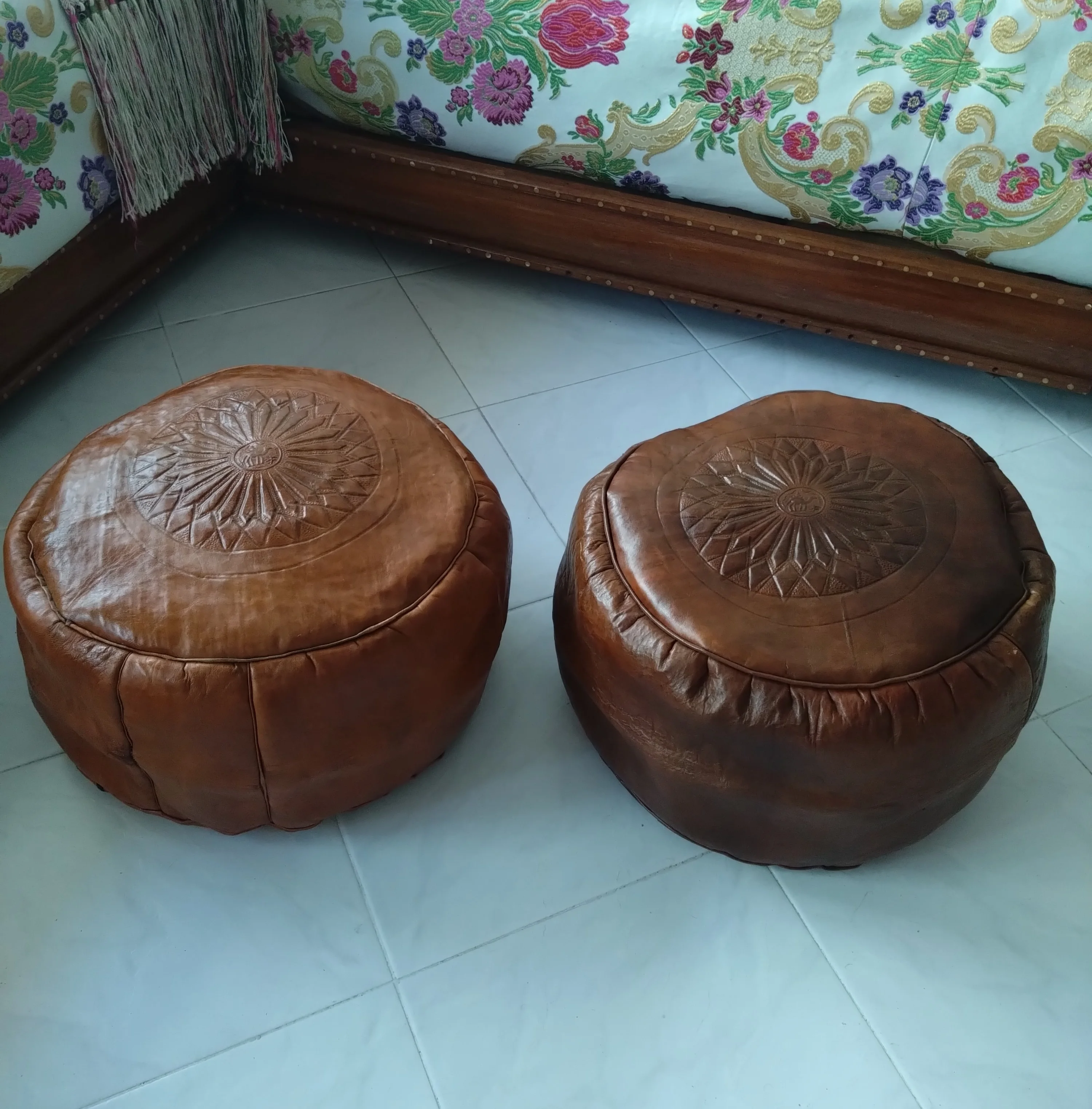Pouf marocain artisanal en cuir gaufré motif soleil بوفا مغربية مصنوعة يدوياً من الجلد المنقوش بنقش الشمس