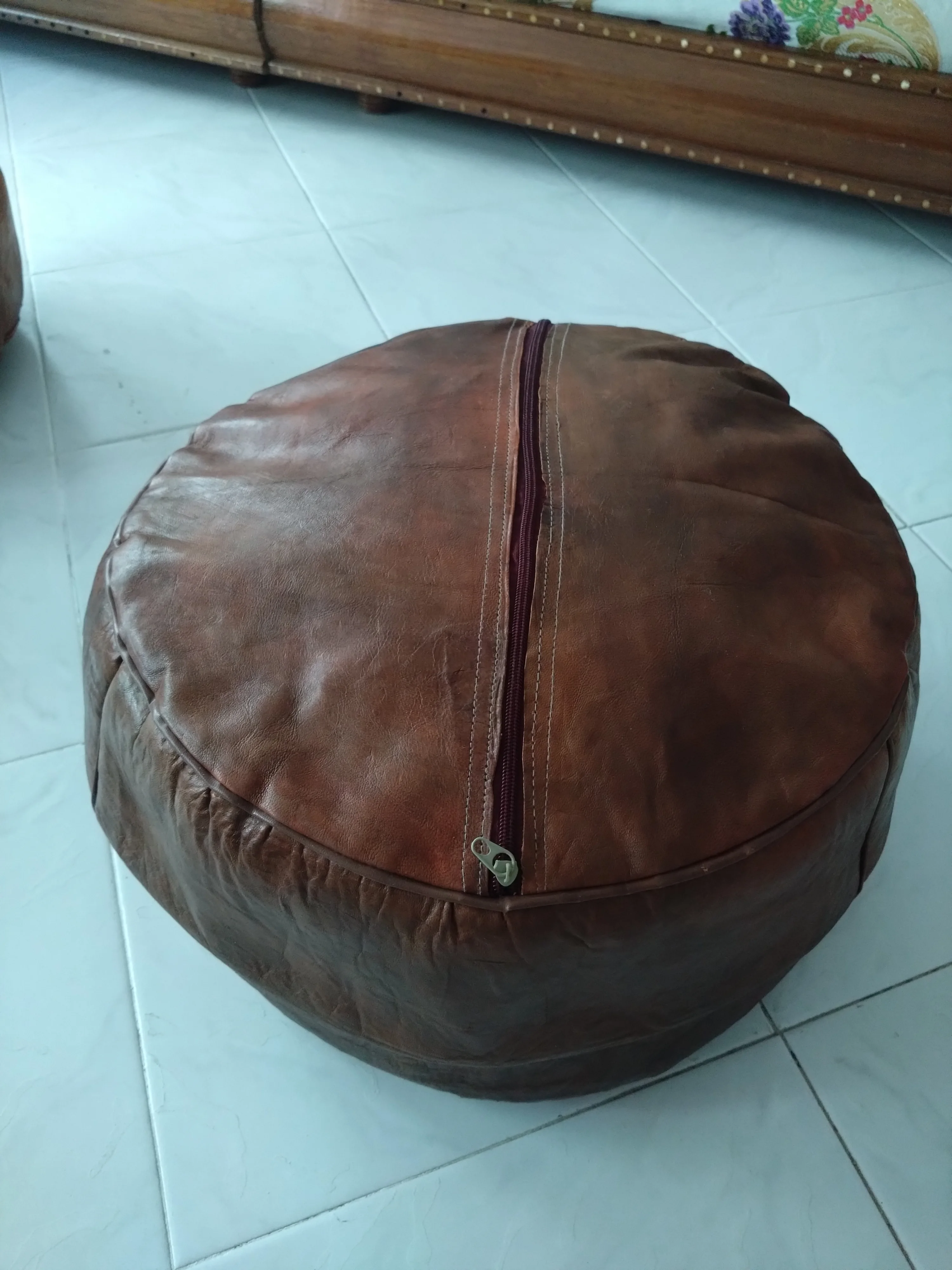 Pouf marocain artisanal en cuir gaufré motif soleil بوفا مغربية مصنوعة يدوياً من الجلد المنقوش بنقش الشمس