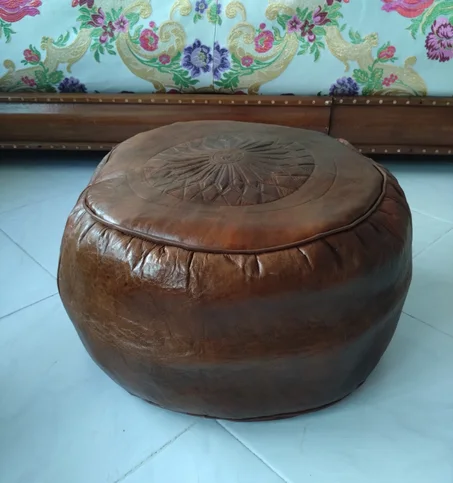 Pouf marocain artisanal en cuir gaufré motif soleil بوفا مغربية مصنوعة يدوياً من الجلد المنقوش بنقش الشمس