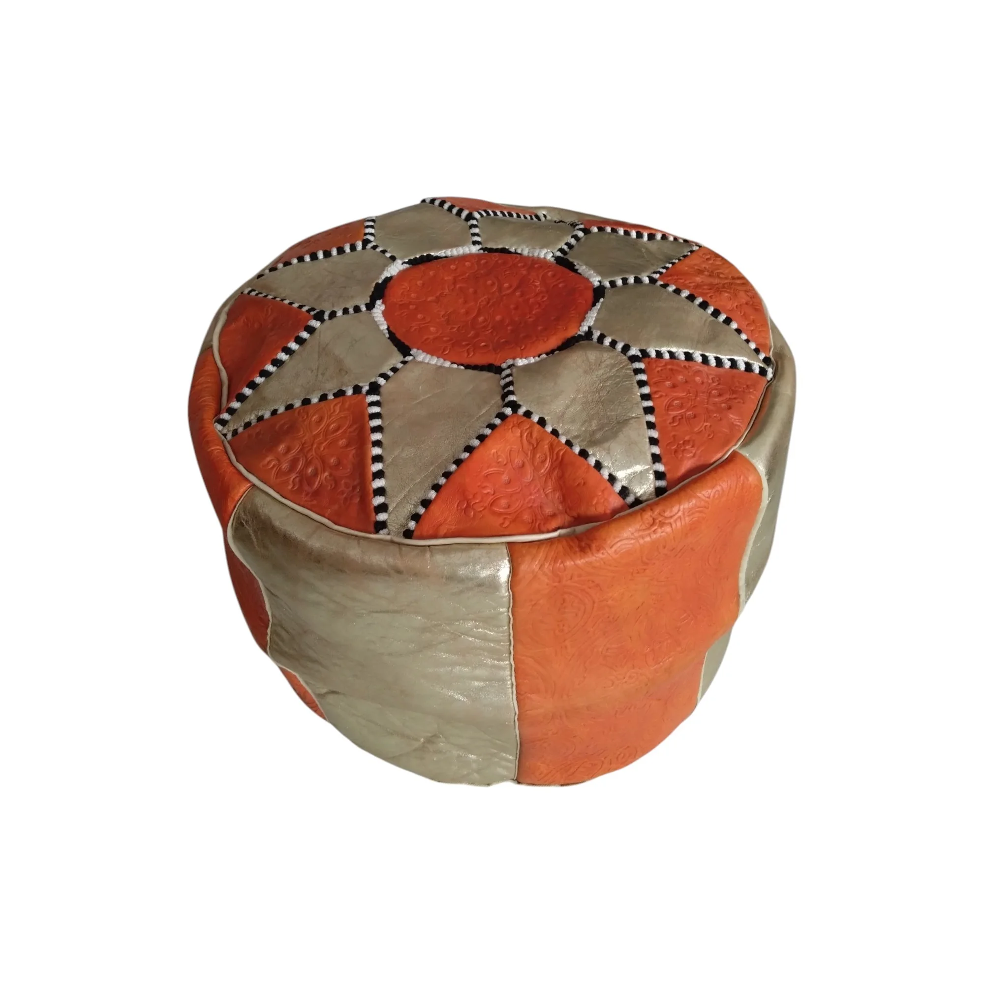 pouf is crafted from genuine leather الوسادة (البوف) من الجلد الطبيعي.