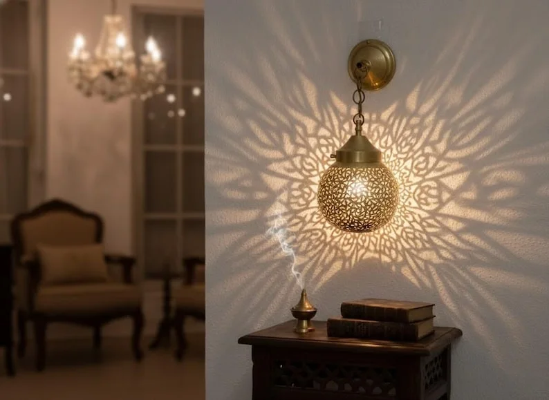 فانوس سقف نحاس فاسي أصيل Lustre marocain en laiton avec lanterne de Fès gravée à la main