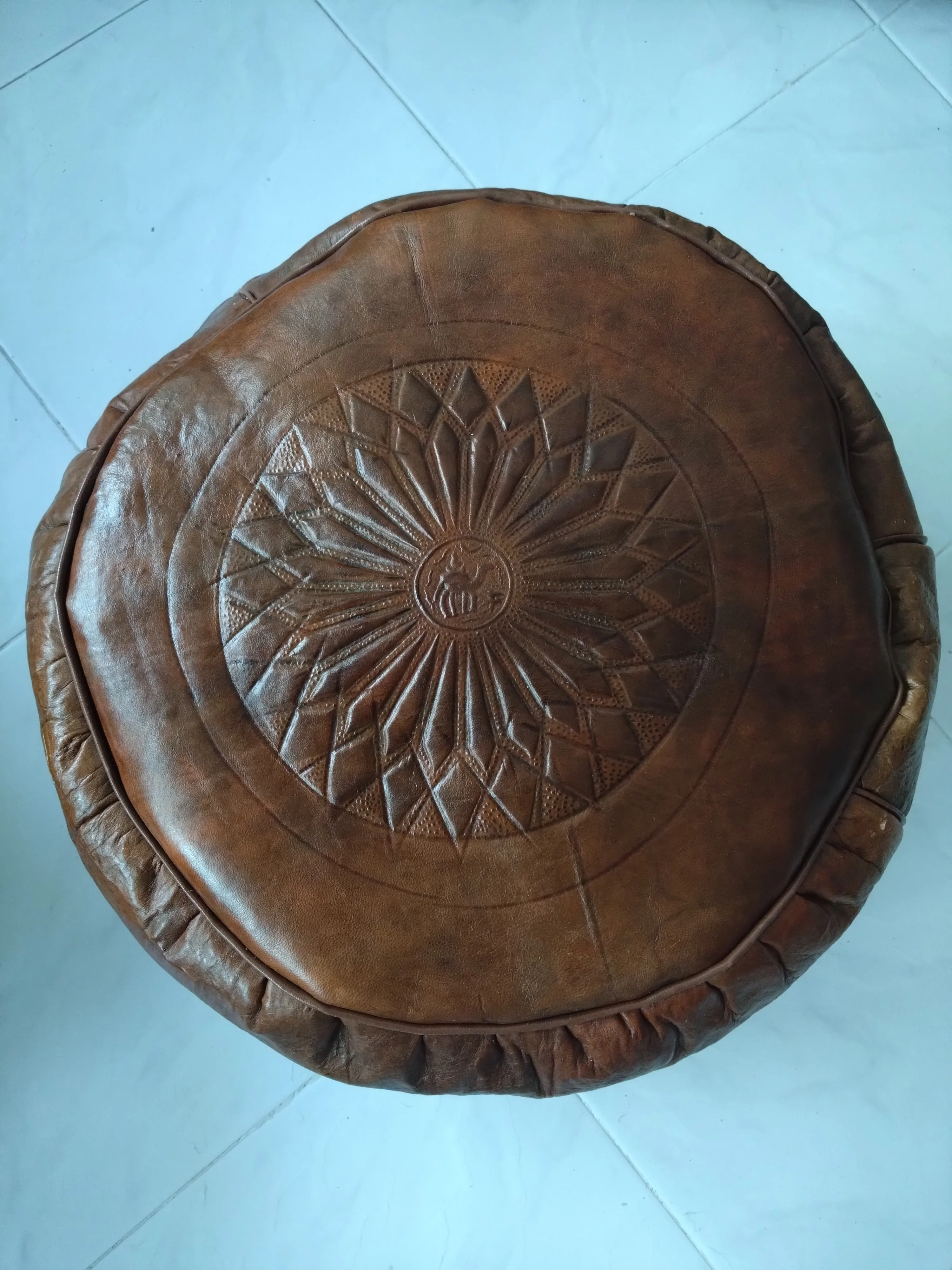 Pouf marocain artisanal en cuir gaufré motif soleil بوفا مغربية مصنوعة يدوياً من الجلد المنقوش بنقش الشمس