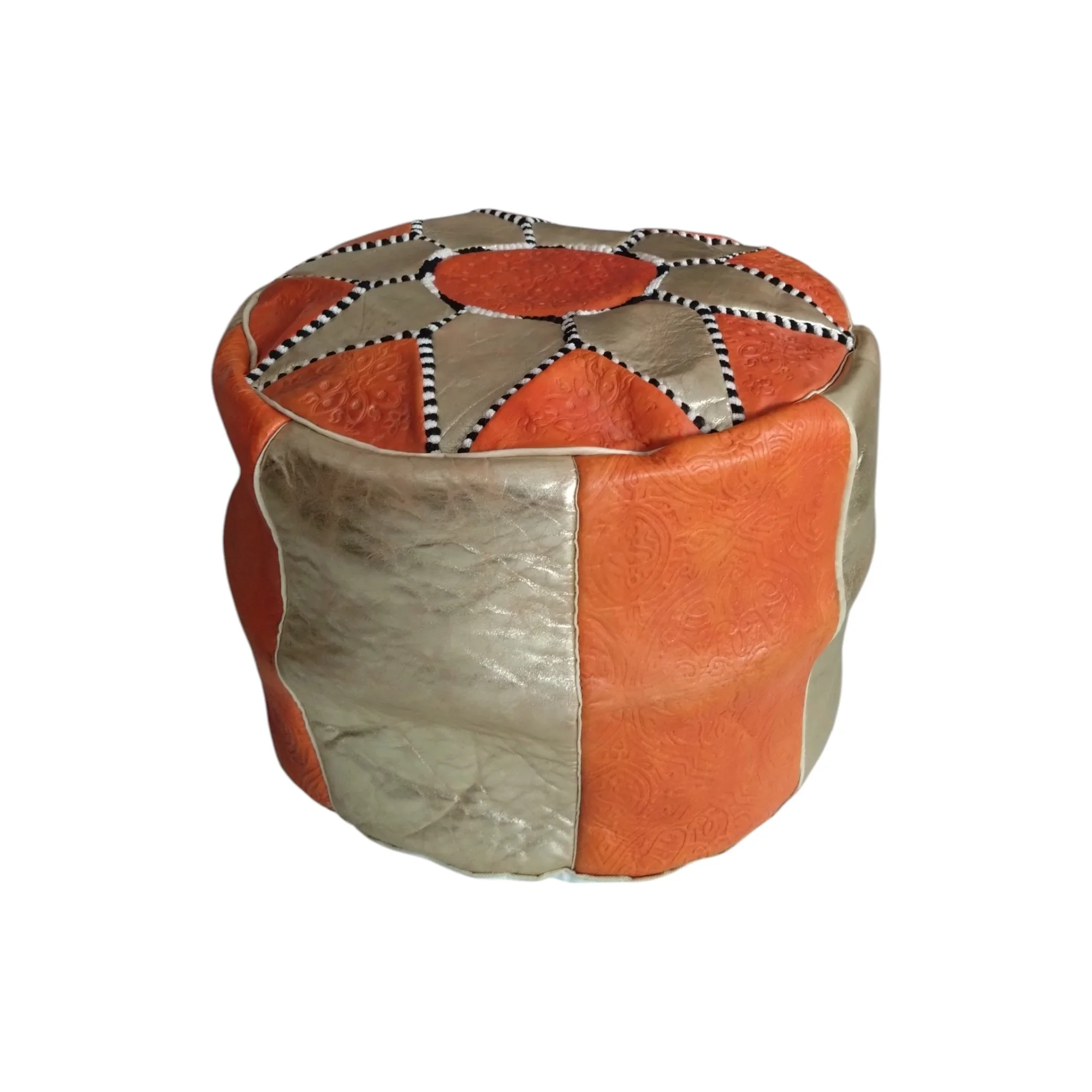 pouf is crafted from genuine leather الوسادة (البوف) من الجلد الطبيعي.