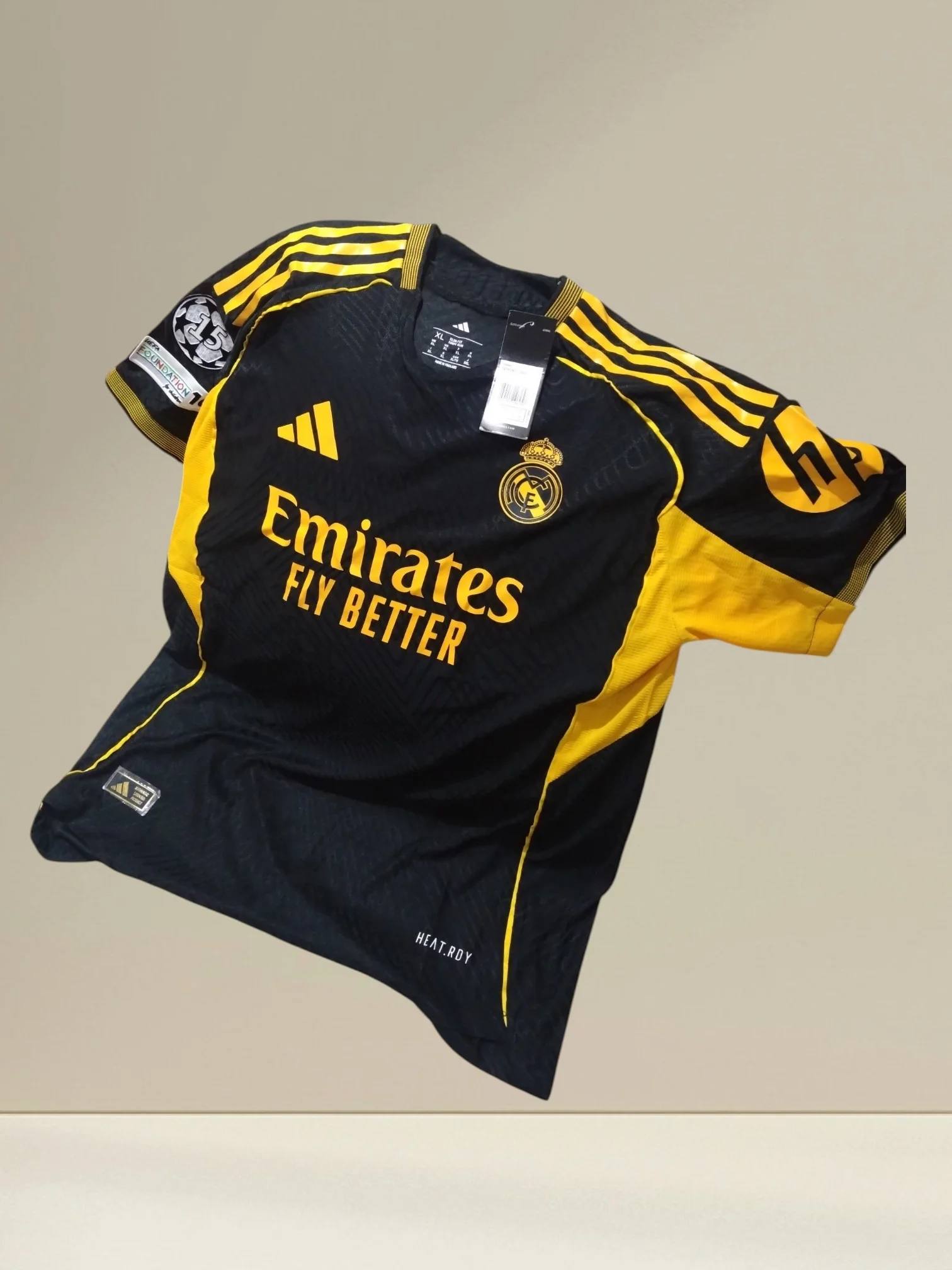maillot noir du Real Madrid des détails jaunes