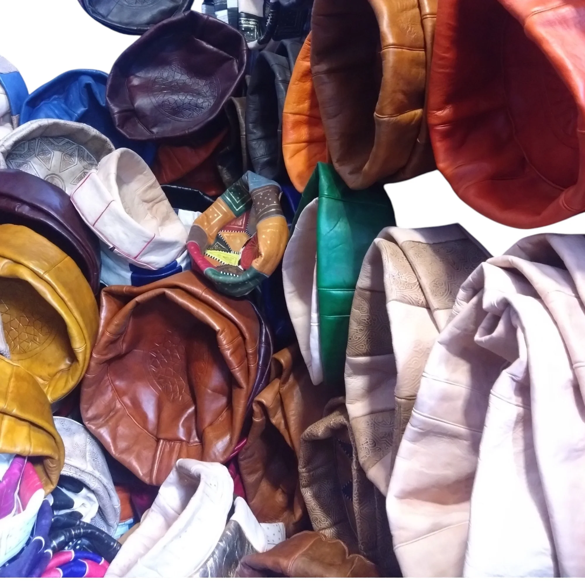 pouf is crafted from genuine leather الوسادة (البوف) من الجلد الطبيعي.
