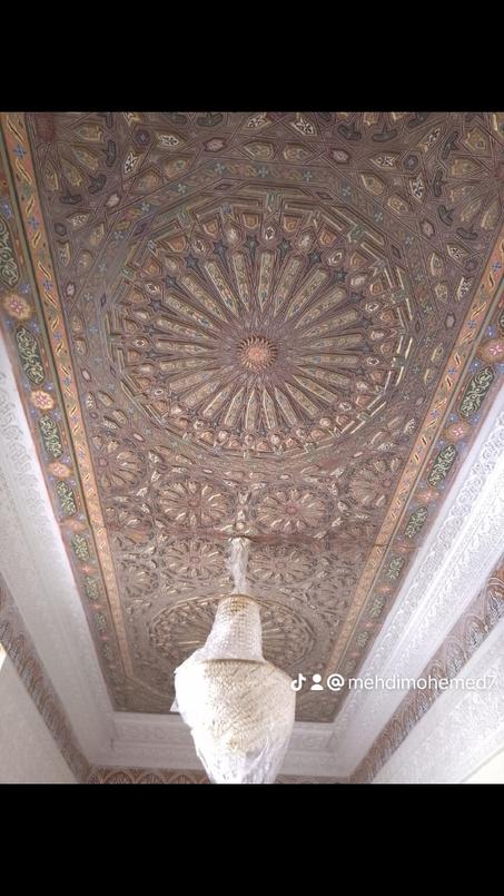 سقف خشب مزخرفة بالألوان