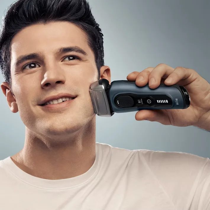 رجل يحلق شعر خدّه رجل يحلق شعر خدّه