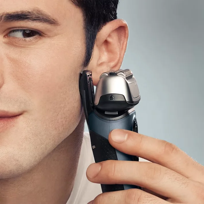 رجل يستخدم ProTrimmer على سالفيه رجل يستخدم ProTrimmer على سالفيه