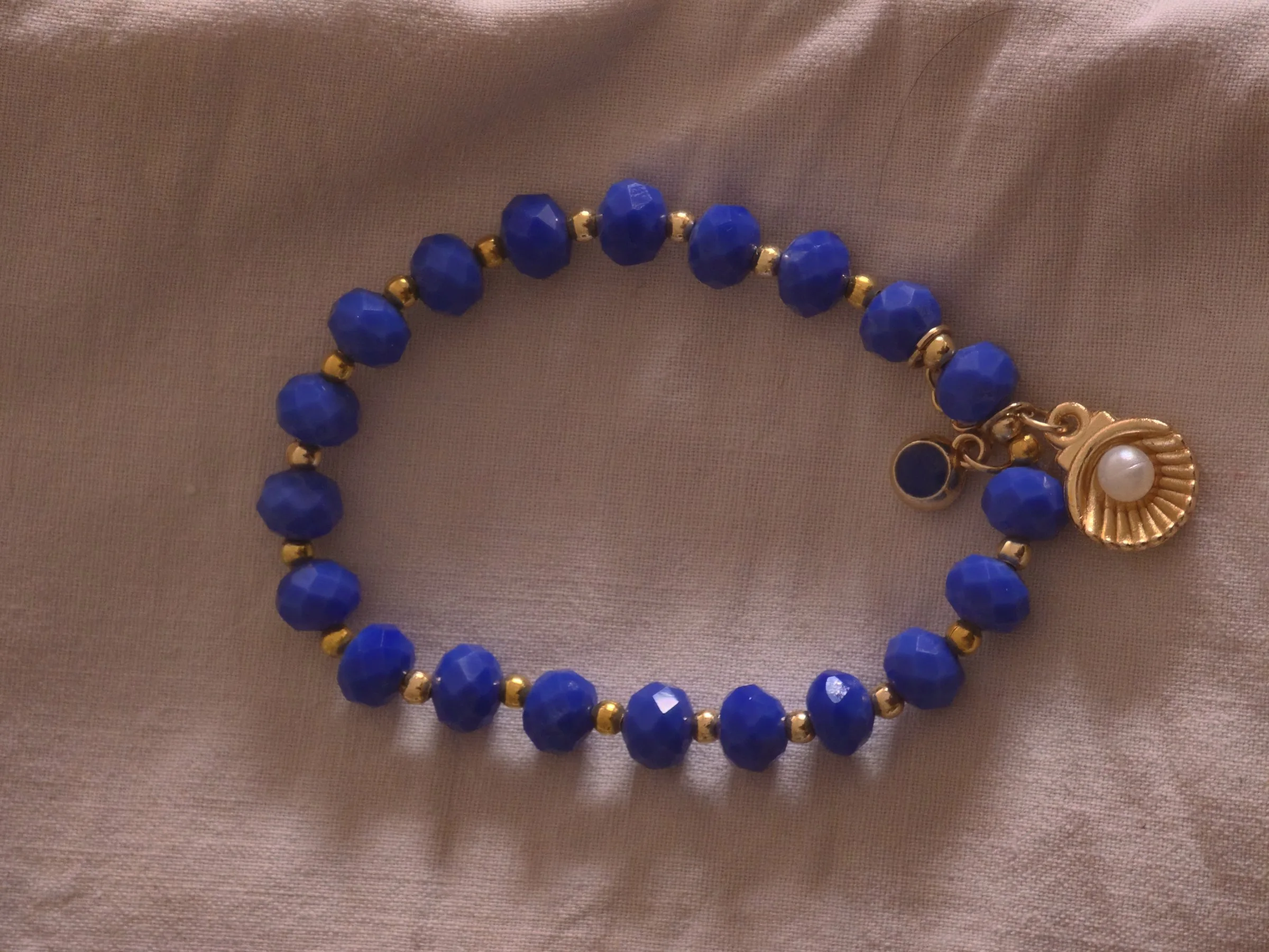 Shell bracelet, royal blue