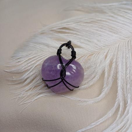 Pendentif en Améthyste en Forme de Cœur avec Fil Noir