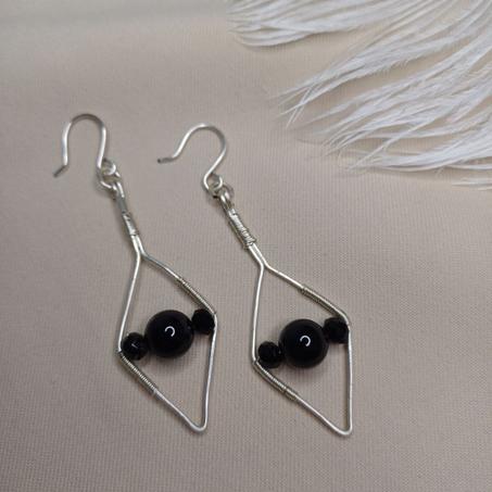 Élégance Géométrique en Onyx