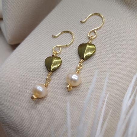 Boucles d'Oreilles en Acier Inoxydable Doré avec Perle d'Eau Douce et Cœur Doré