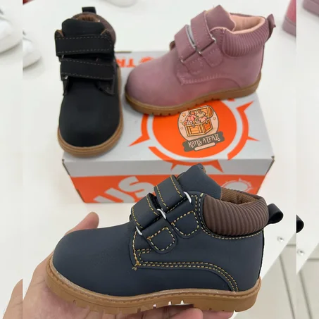 حذاء مصمم بحب، بألوان رائعة وتصميم أنيق يناسب خطواته الصغيرة