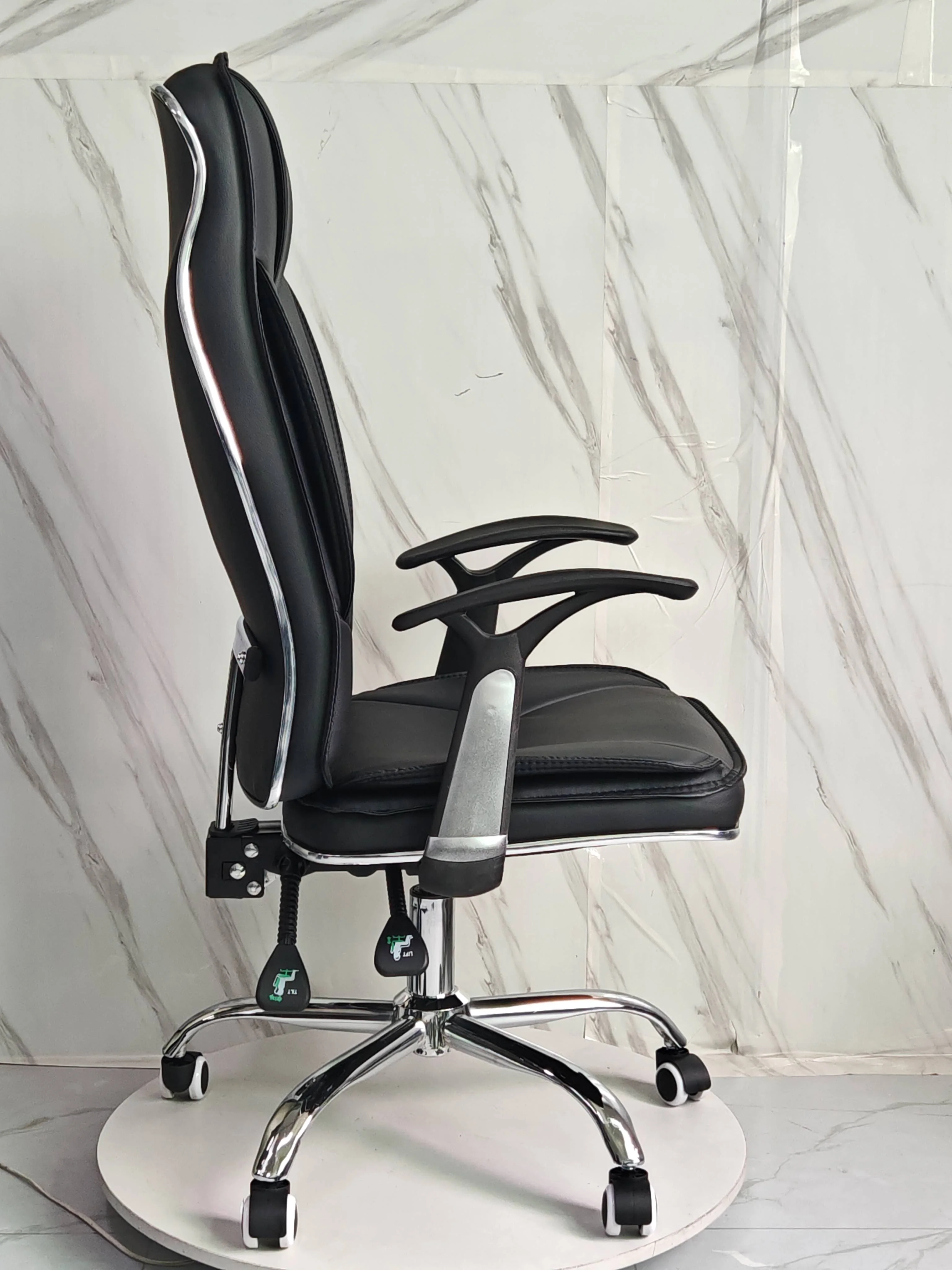 Chaise Regal PU - Élégance en Polyuréthane de Qualité