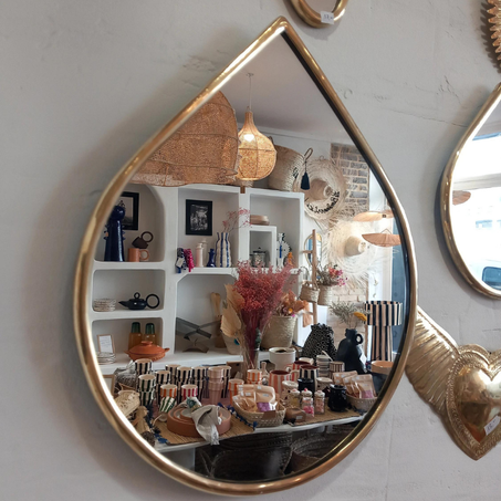 Miroir marocain artisanal en cuivre.