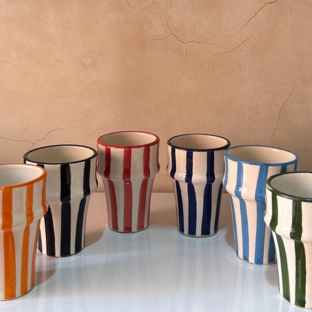 Tasses en céramique rayées.