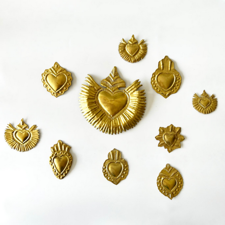 Petits cœurs suspendus en cuivre doré.