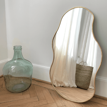 Miroir moderne avec une bordure inclinée élégante.