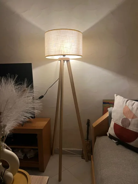 Lampadaire trépied en bois avec abat-jour en lin – Design scandinave chaleureux