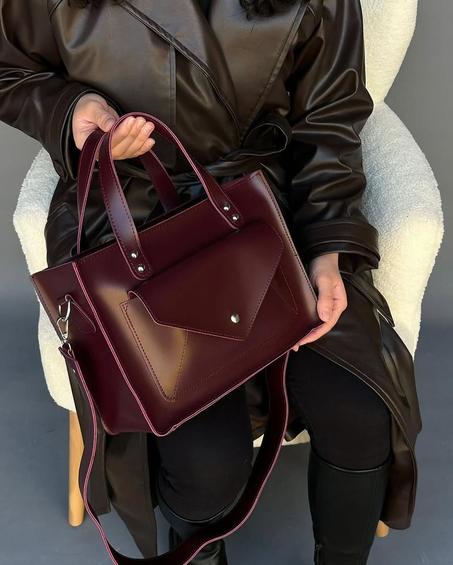 حقيبة يد عملية للأحتياج اليومي باللون الأحمر الداكن