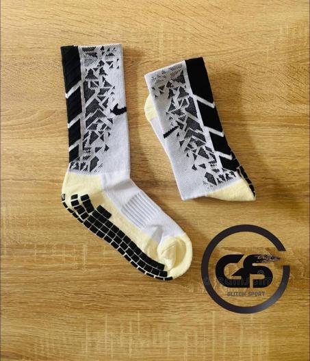 🧦 جوارب رياضية احترافية مانعة للانزلاق من Nike – أداء عالي وراحة مثالية!