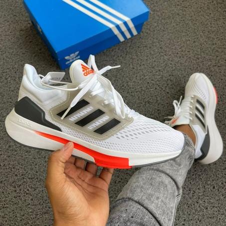 Chaussures de course Adidas EQ21