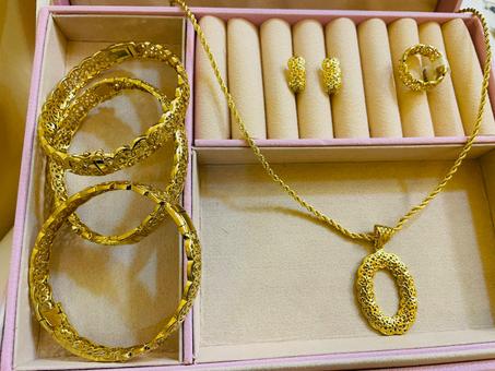 Ensembles collier + 3bracelets + Bague + Boucles