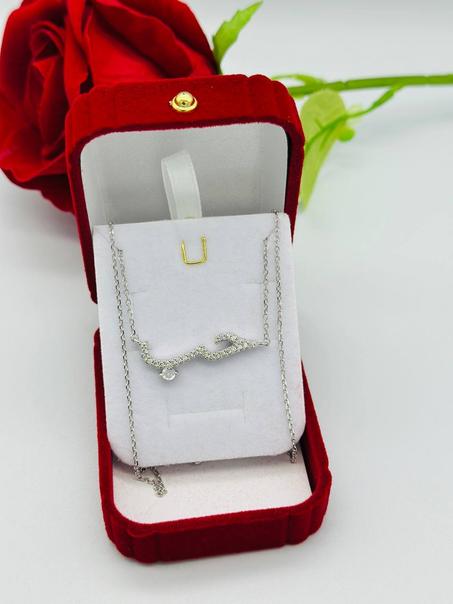 سلسلة فضية بإسم "حب  "