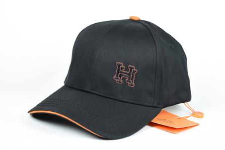 كاسكيت HERMES أنييقة كاليتي المصنوعة من مواد عالية الجودة لتدوم طويلاً. كاسكيت