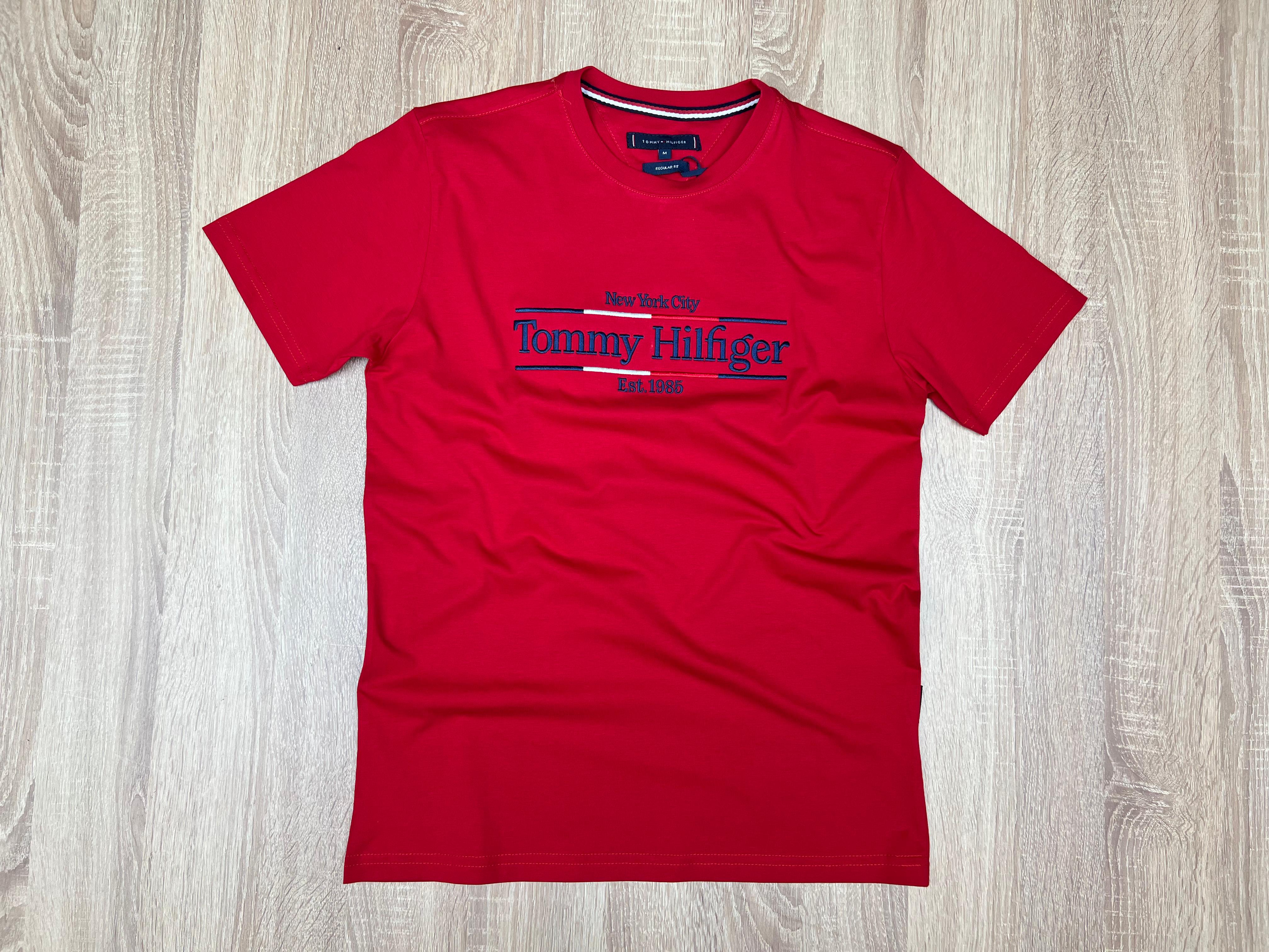 T-SHIRT TOMMY EST 1985 ROUGE