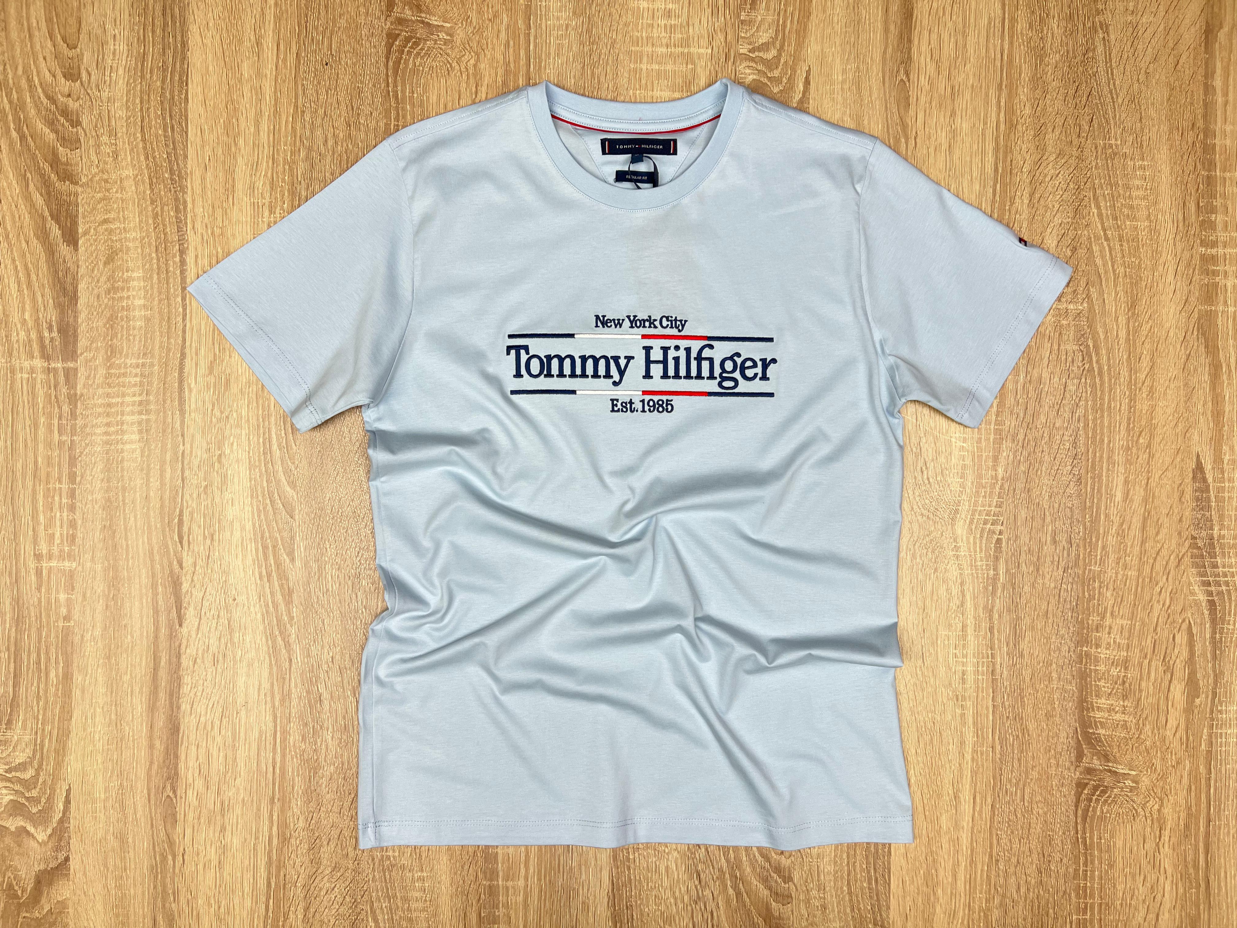 T-SHIRT TOMMY EST 1985 BLEU CIEL