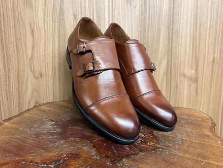 CHAUSSURE DERBY AVEC BOUCLE TABAC