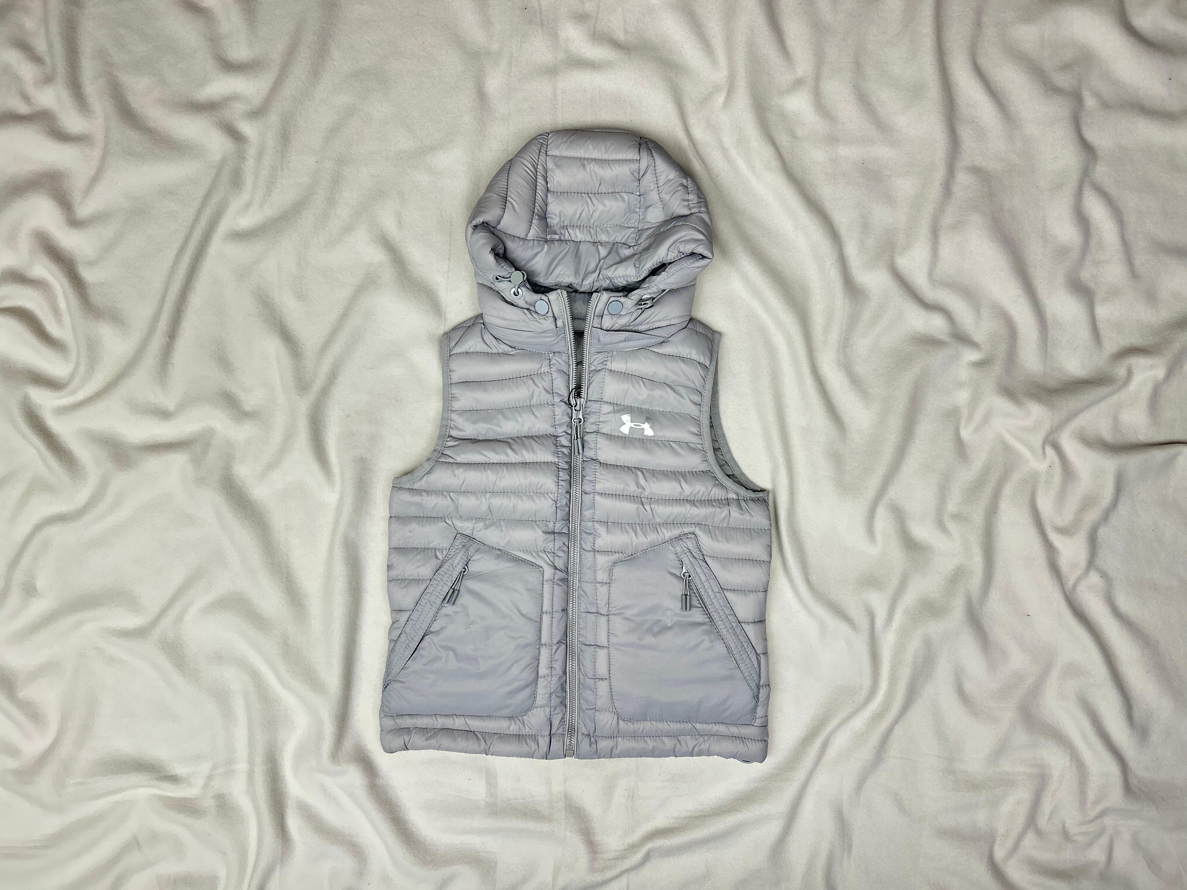 GILLET ENFANT UNDER ARMOUR AVEC POCHE GRIS CLAIR