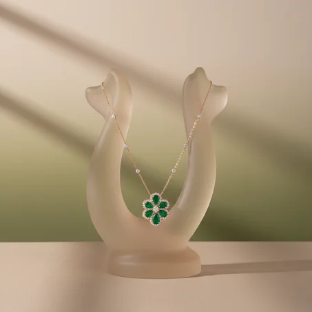 القلائد الأنيقة