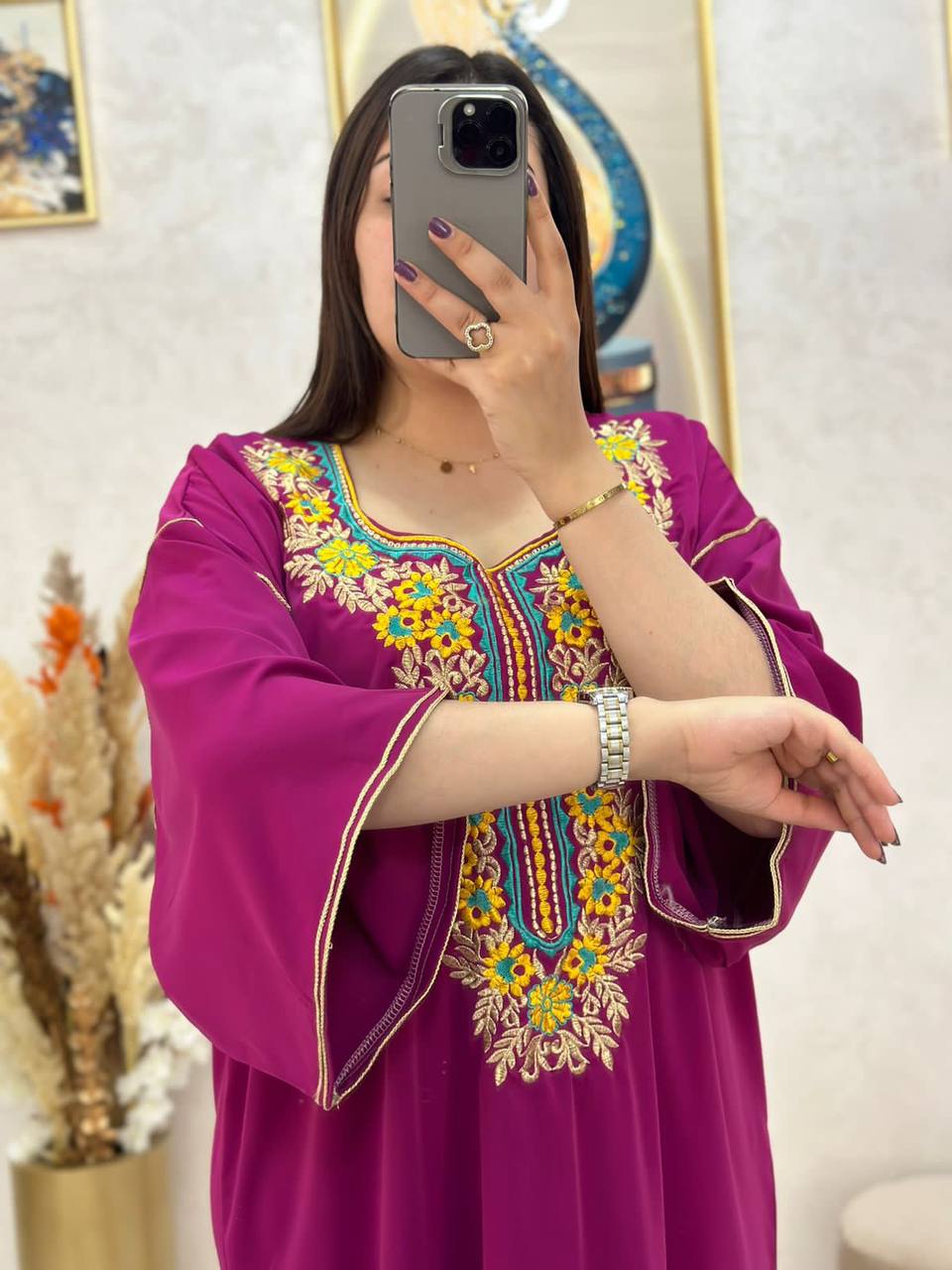 "الأناقة المغربية الأصيلة..." قفطان مخزاني راقٍ، مخدوم بعناية وفخامة، مطروز بأدق التفاصيل، يجمع بين الرقي التقليدي واللمسة العصرية. التوب: