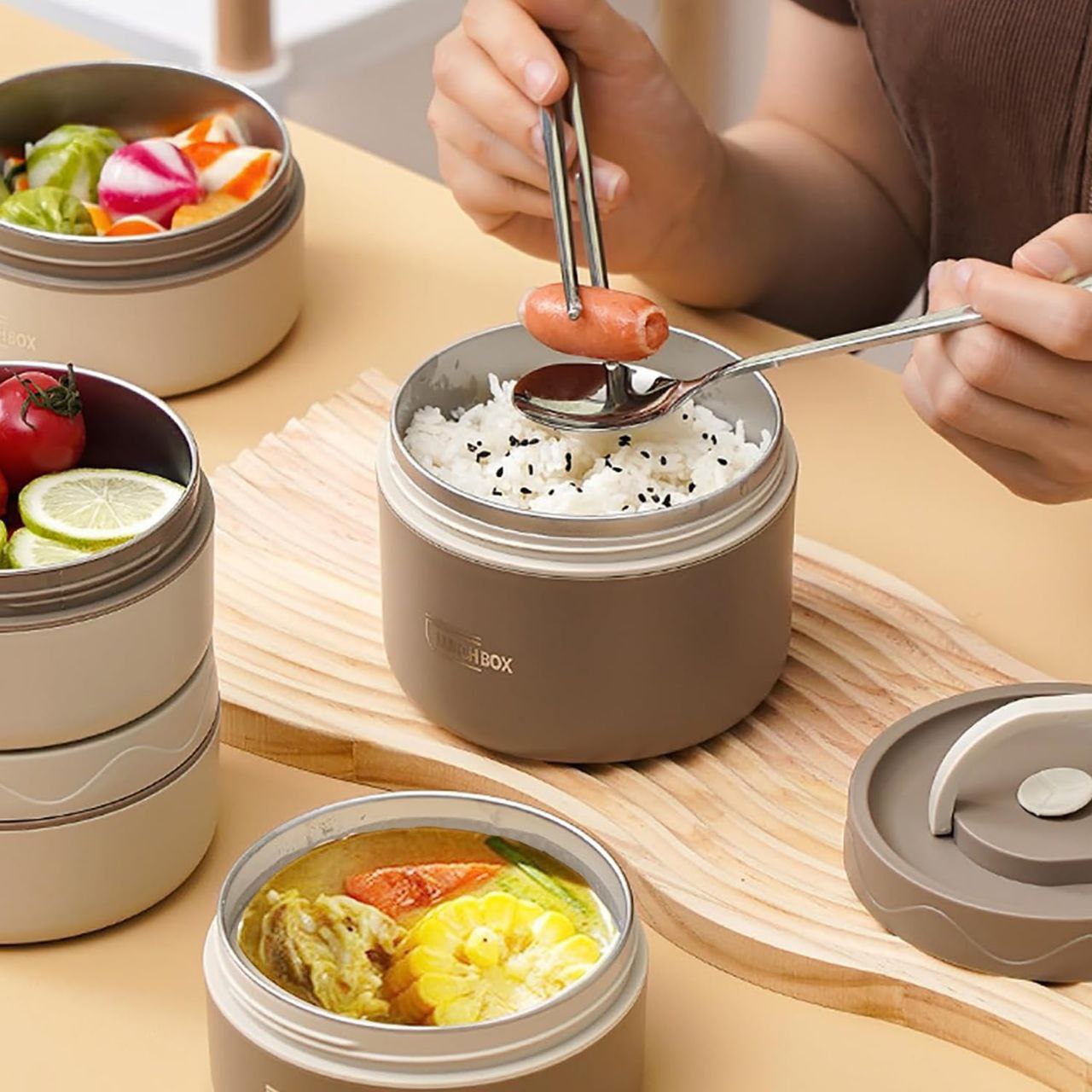 Lunch Box Inox SUS 304  مصنوع من الفولاذ المقاوم للصدأ عالي الجودة والمخصص للطعام 3 علب مختلفة تمكنك من تنويع الوجبات و الاكلات الخفيفة. حقيبة مميزة و انيقة تحافض على ثبات العلب.