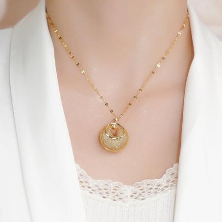 قلادة الأنوثة الذهبية – لمسة تُبرز جمالك الطبيعي