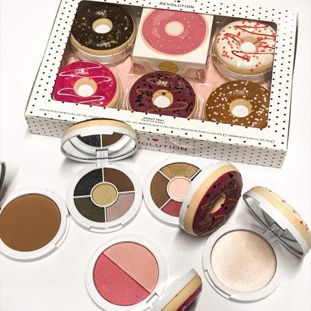 I Heart Revolution - DONUT TRAY - Set of face makeup cosmetics