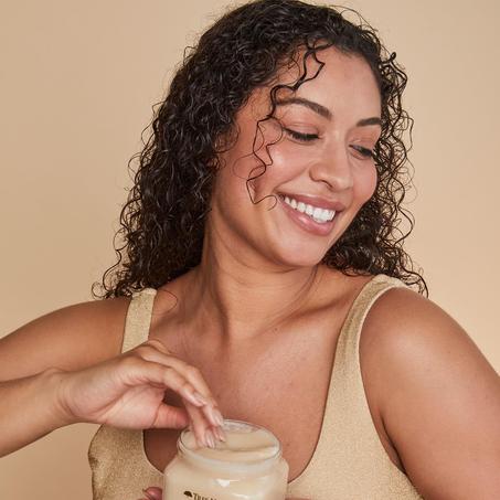 مقشر ومرطب للجسم بشوكولاتة الفانيليا وزبدة الشيا من تري هت