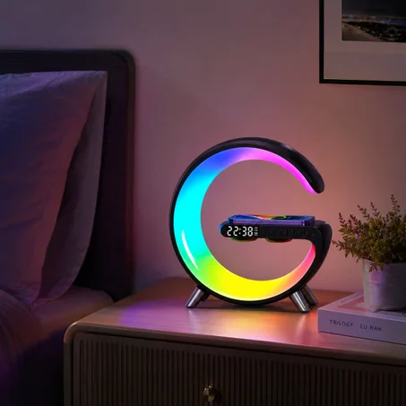 مصباح LED ذكي بتصميم G مع شاحن لاسلكي وسماعة بلوتوث