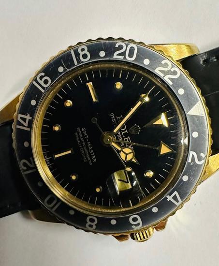 relojes con sintora piol elegantes in la mano