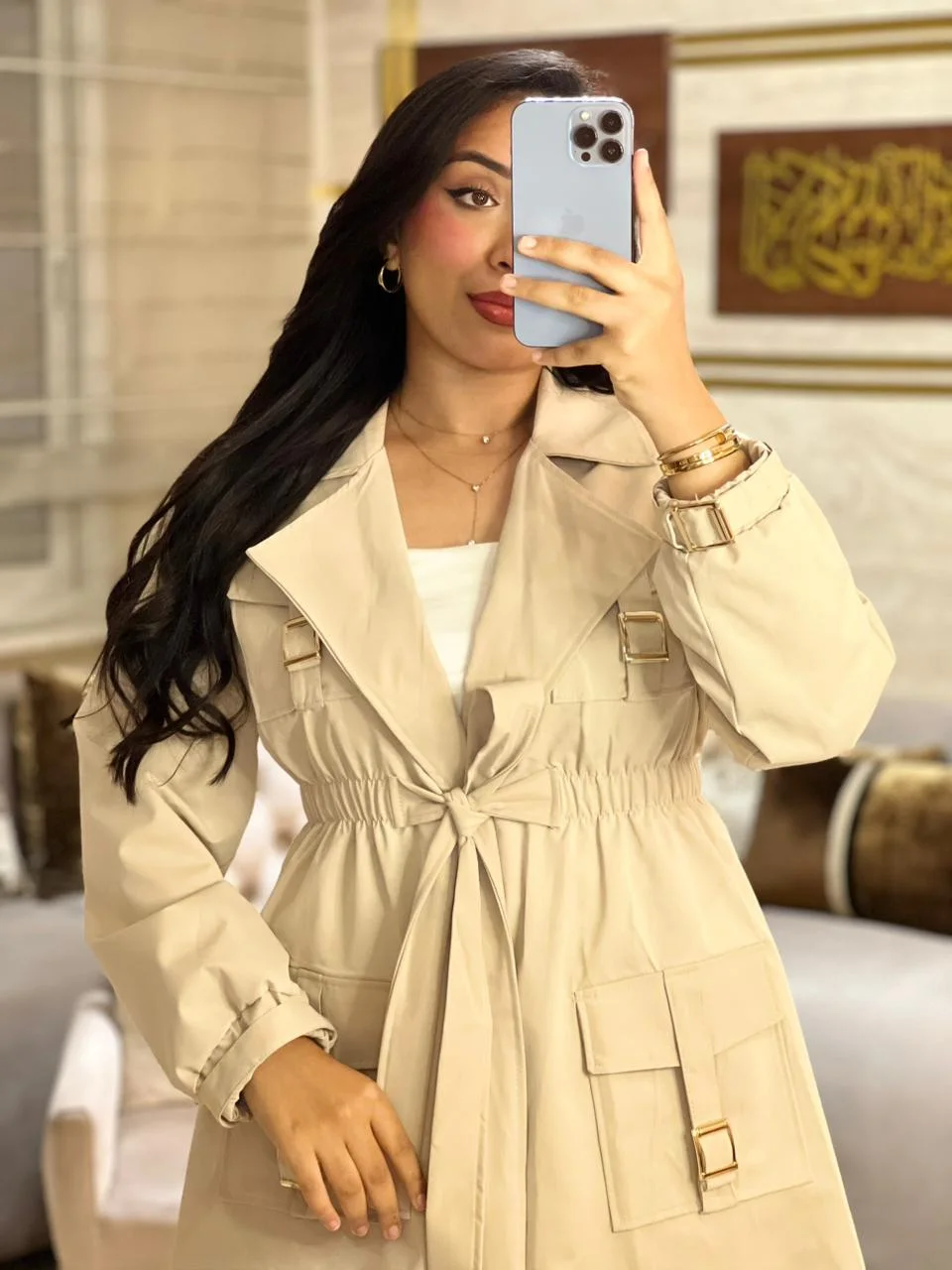 Trench long ceinturé style moderne