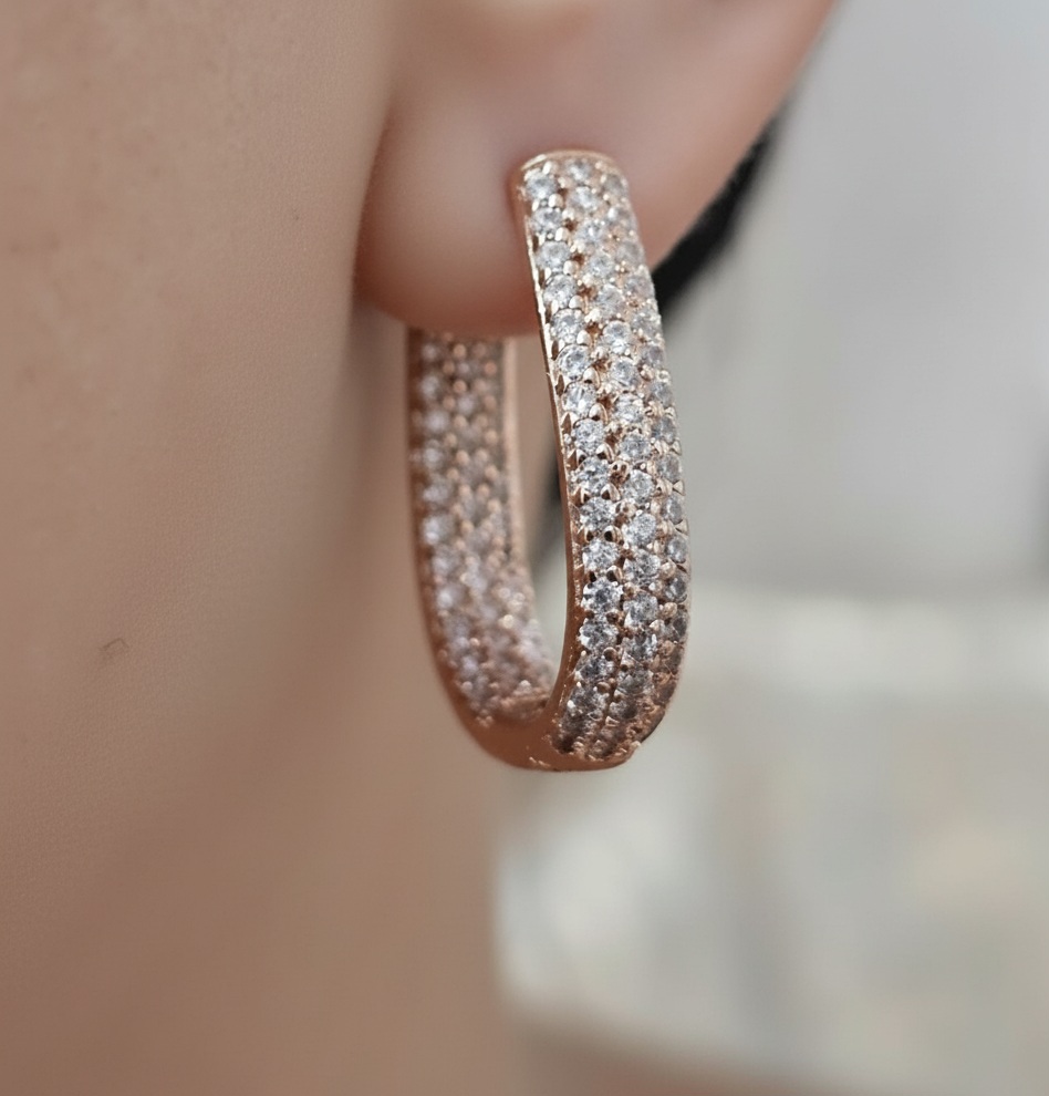 Boucles d’oreilles créoles en or rose pavées de zirconium