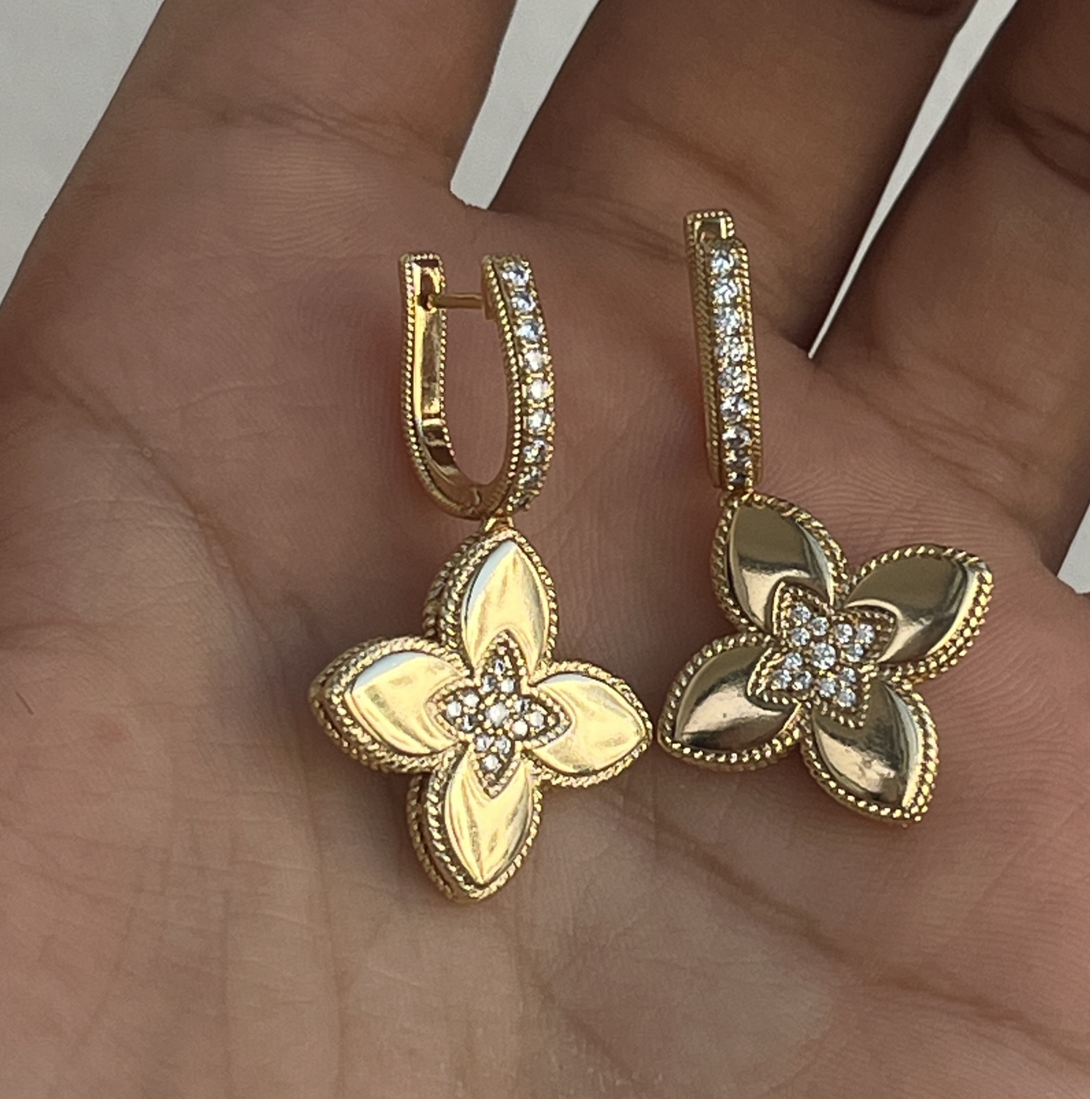 Boucles d’Oreilles Fleur Élégance Dorée
