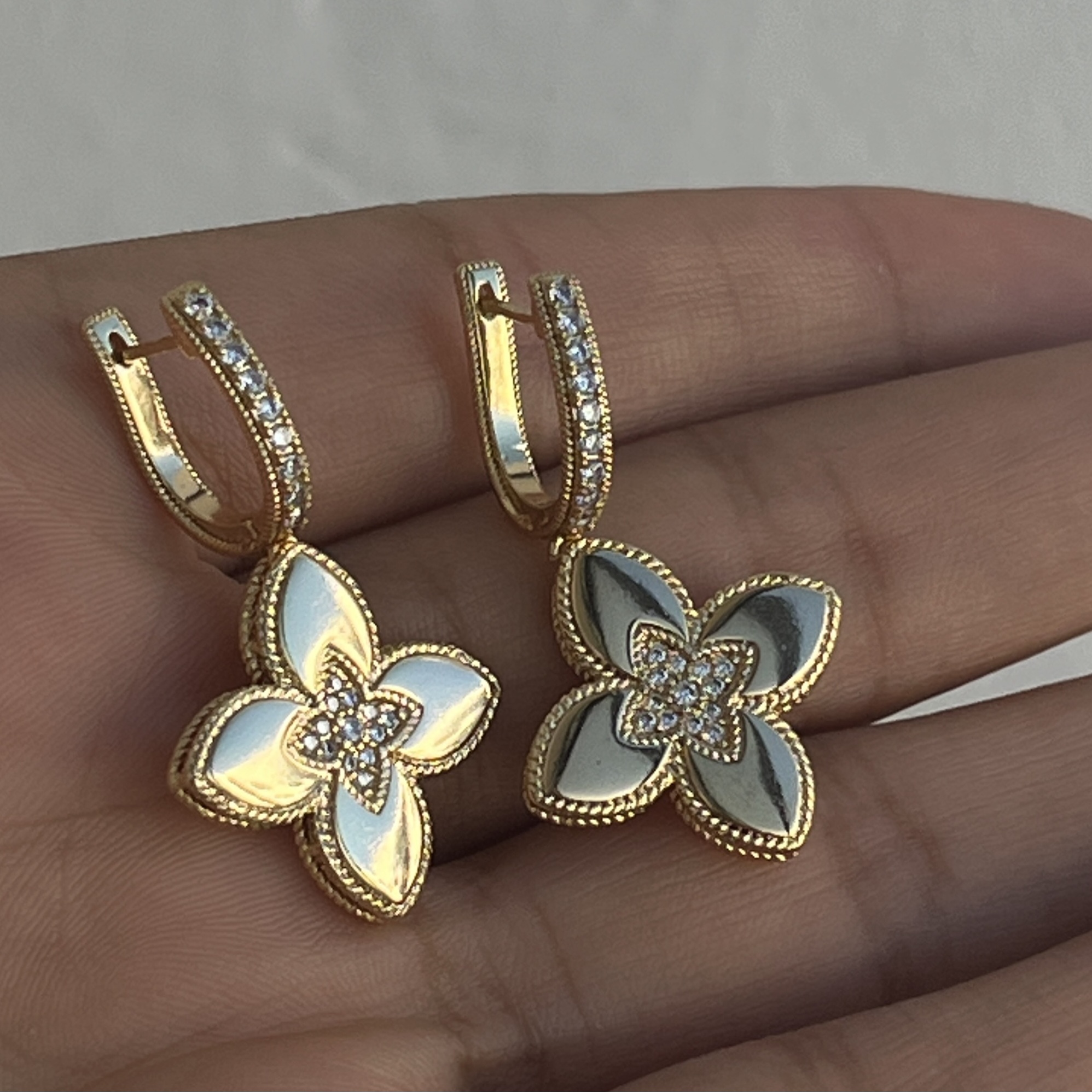 Boucles d’Oreilles Fleur Élégance Dorée